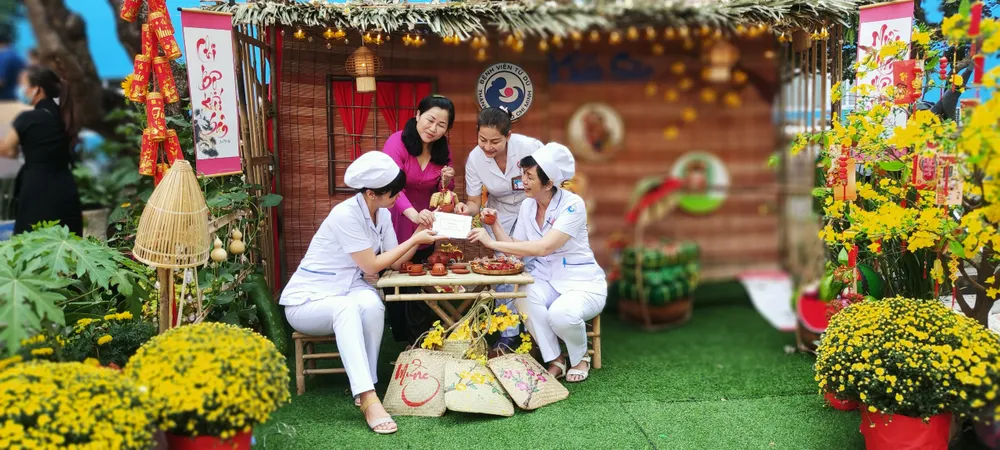 Hội Hộ sinh TPHCM trao quà chương trình Đồng hành vượt cạn ảnh 7