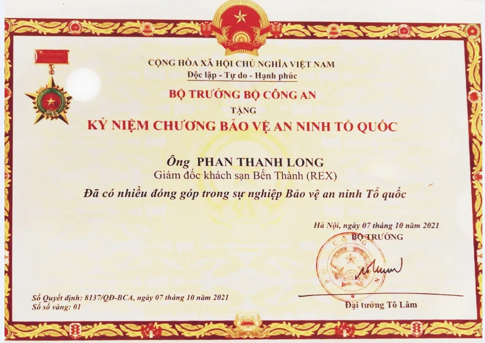 Giám đốc khách sạn Rex Sài Gòn Phan Thanh Long nhận Kỷ niệm chương Bảo vệ an ninh Tổ quốc ảnh 1