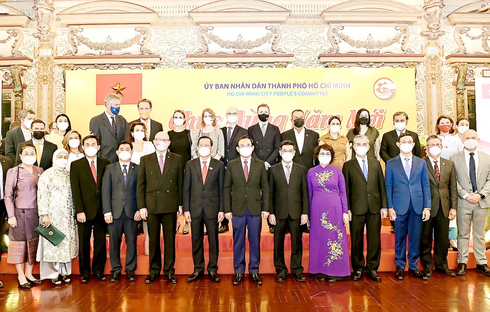 Lãnh đạo TPHCM với lãnh đạo các cơ quan đại diện nước ngoài tại TPHCM. Ảnh: VIỆT DŨNG