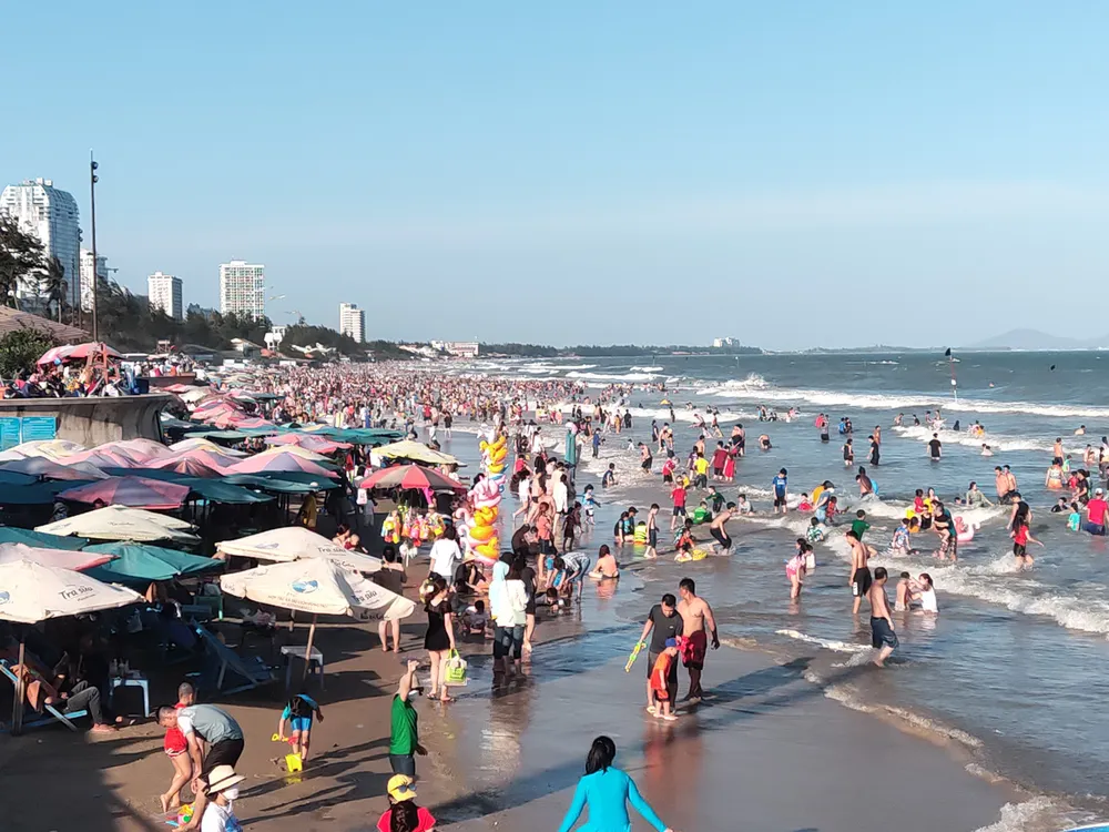 Du khách ùn ùn đổ về Vũng Tàu du xuân, tắm biển ảnh 2