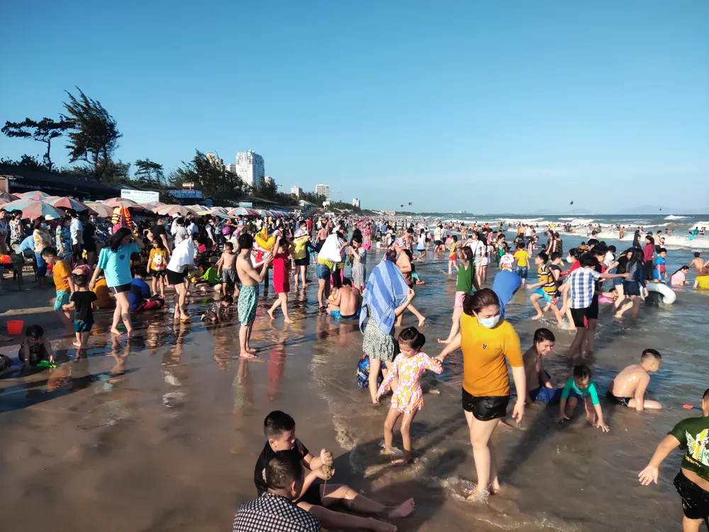 Du khách ùn ùn đổ về Vũng Tàu du xuân, tắm biển ảnh 3