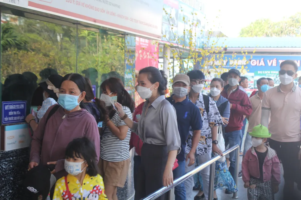 Du khách ùn ùn đổ về Vũng Tàu du xuân, tắm biển ảnh 4