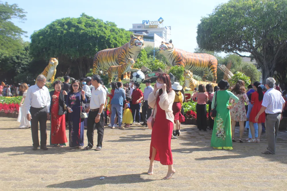 Du khách ùn ùn đổ về Vũng Tàu du xuân, tắm biển ảnh 7