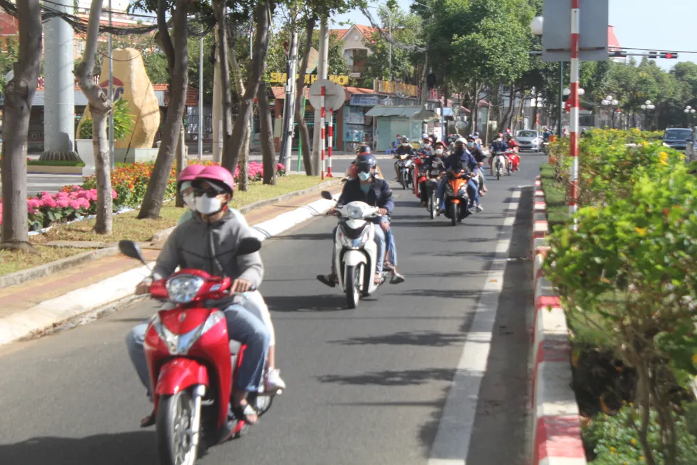 Du khách ùn ùn đổ về Vũng Tàu du xuân, tắm biển ảnh 6