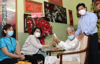 Chủ tịch Ủy ban MTTQ TPHCM Tô Thị Bích Châu thăm, chúc mừng thượng thượng thọ cư sĩ Tống Hồ Cầm chiều 21-2. Ảnh: NLĐ