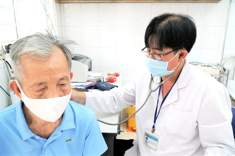 Vững tin màu blouse trắng - Bài 1: Đôi vai nhỏ gánh việc lớn ảnh 2