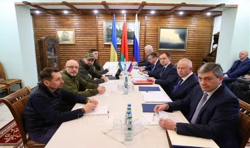 Đại diện phái đoàn Nga và Ukraine tại vòng đàm phán thứ 3 ở Belovezhskaya Pushcha, Belarus, ngày 7-3-2022. Ảnh: THX/TTXVN