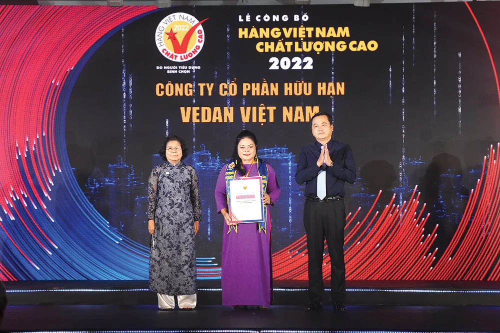 Bà Nguyễn Thu Thủy - Phó giám đốc đối ngoại - đại diện Vedan Việt Nam nhận chứng nhận HVNCLC 2022