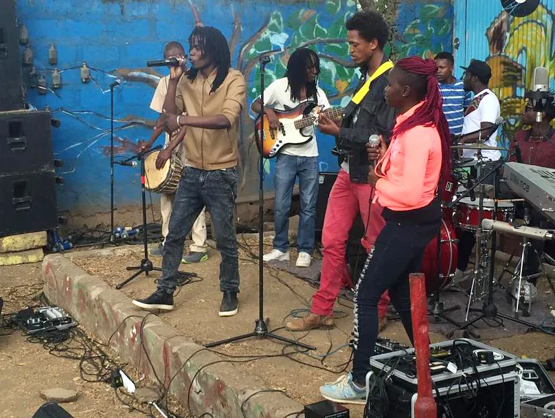 Juliani biểu diễn ở Dandora với chương trình cổ vũ tái chế rác