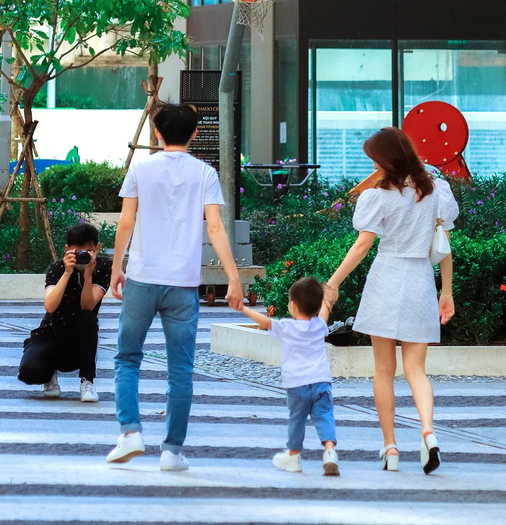 Vợ chồng cùng chia sẻ niềm vui bên con nhỏ. Ảnh: HUỲNH KHANG