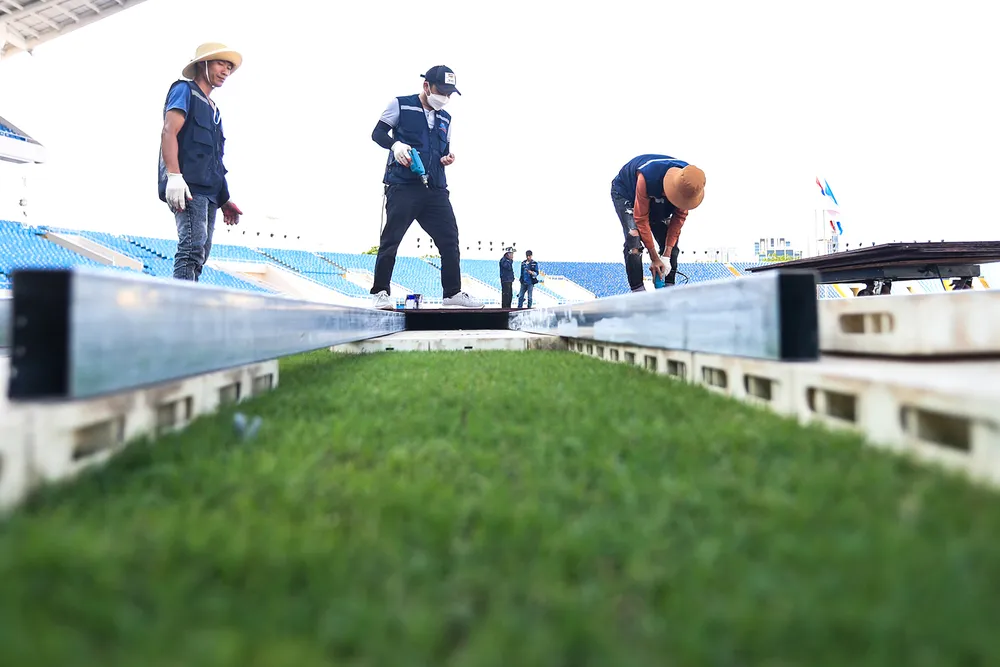 Công nhân lắp đặt các trang thiết bị cho sân khấu khai mạc. Ảnh: MINH HOÀNG