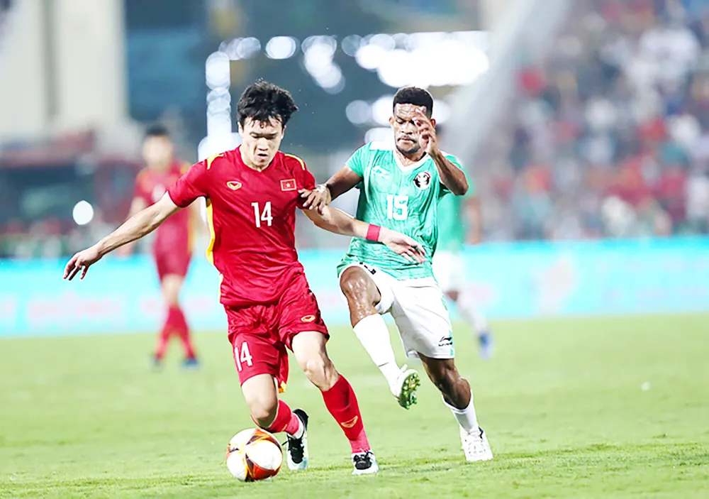Tiền vệ Nguyễn Hoàng Đức (trái) sẽ giữ vai trò quan trọng trong trận gặp Philippines. Ảnh: DŨNG PHƯƠNG