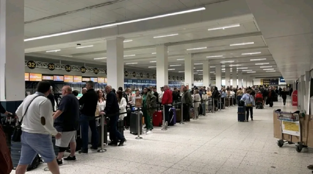  Hành khách xếp hàng chờ làm thủ tục tại sân bay Manchester