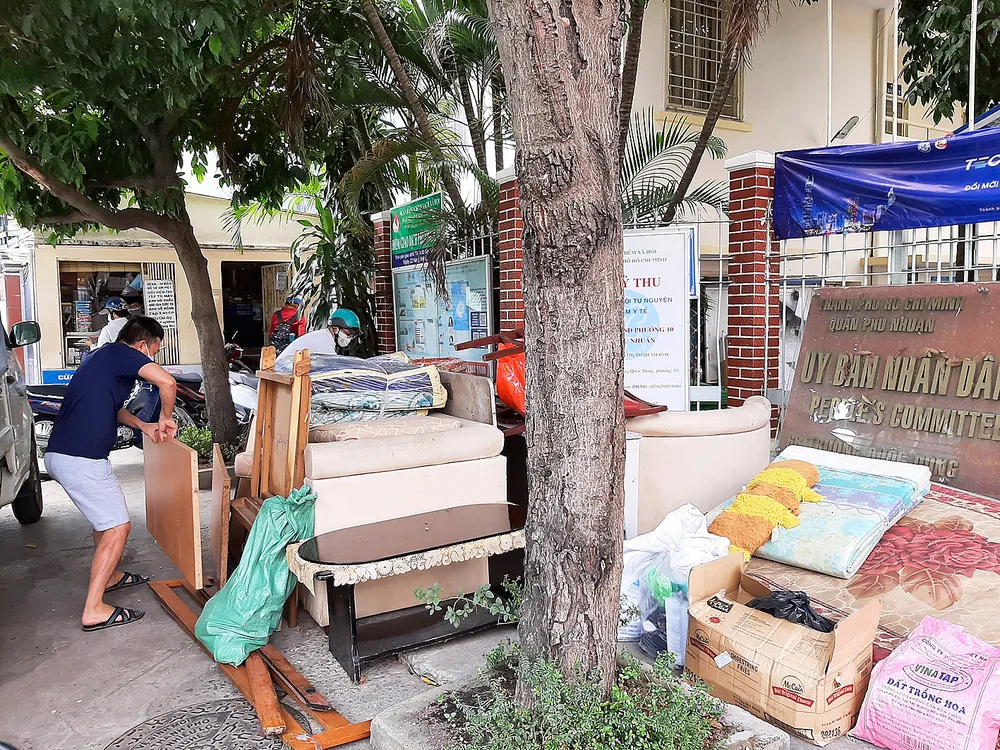 Một điểm tập kết rác thải rắn cồng kềnh tại UBND phường 10, quận Phú Nhuận, TPHCM