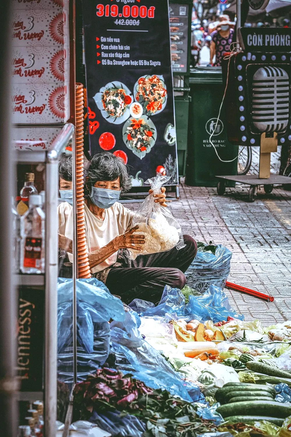 Mưu sinh nơi phố thị. Ảnh: KHANH TRỊNH   