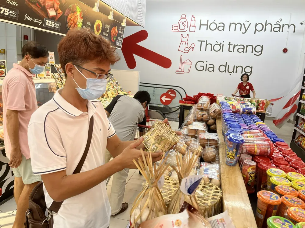 Người dân chọn mua trứng gia cầm bình ổn tại siêu thị Go! Gò Vấp (quận Gò Vấp, TPHCM)  Ảnh: THI HỒNG