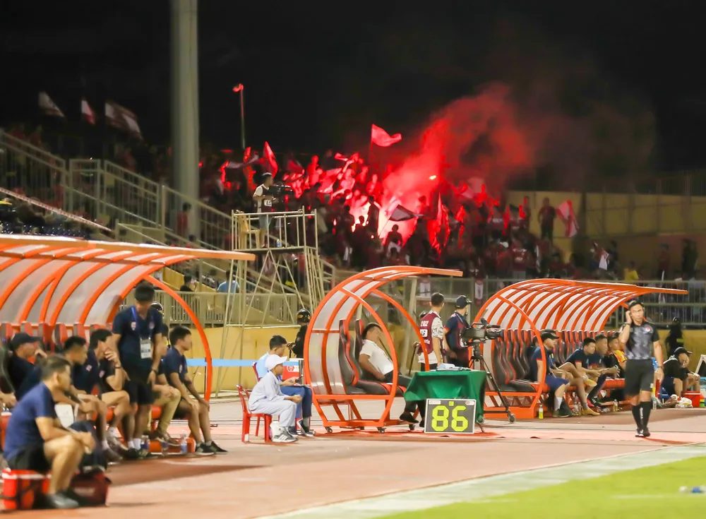Một nhóm CĐV Hải Phòng đốt pháo sáng trên khán đài sân Vinh trong trận đấu SLNA - Hải Phòng tối 24-7. Ảnh: MINH HOÀNG