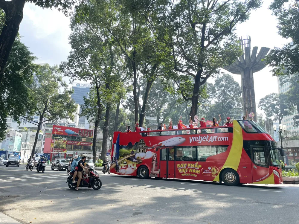 Bay khắp Việt Nam cùng những chuyến bay tràn ngập cờ đỏ sao vàng Ngày Quốc khánh ảnh 16