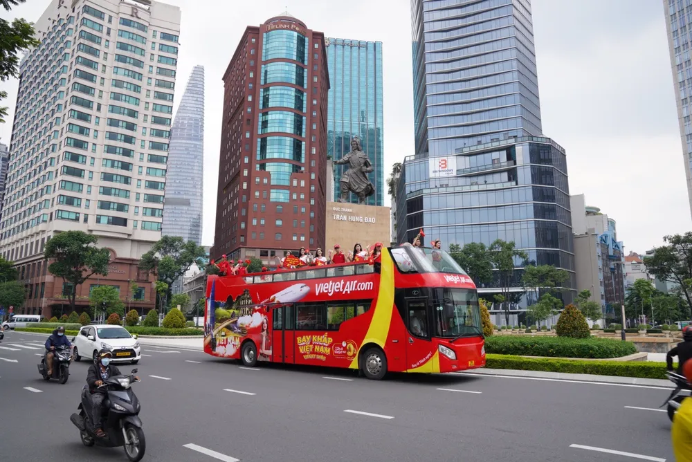 Bay khắp Việt Nam cùng những chuyến bay tràn ngập cờ đỏ sao vàng Ngày Quốc khánh ảnh 18