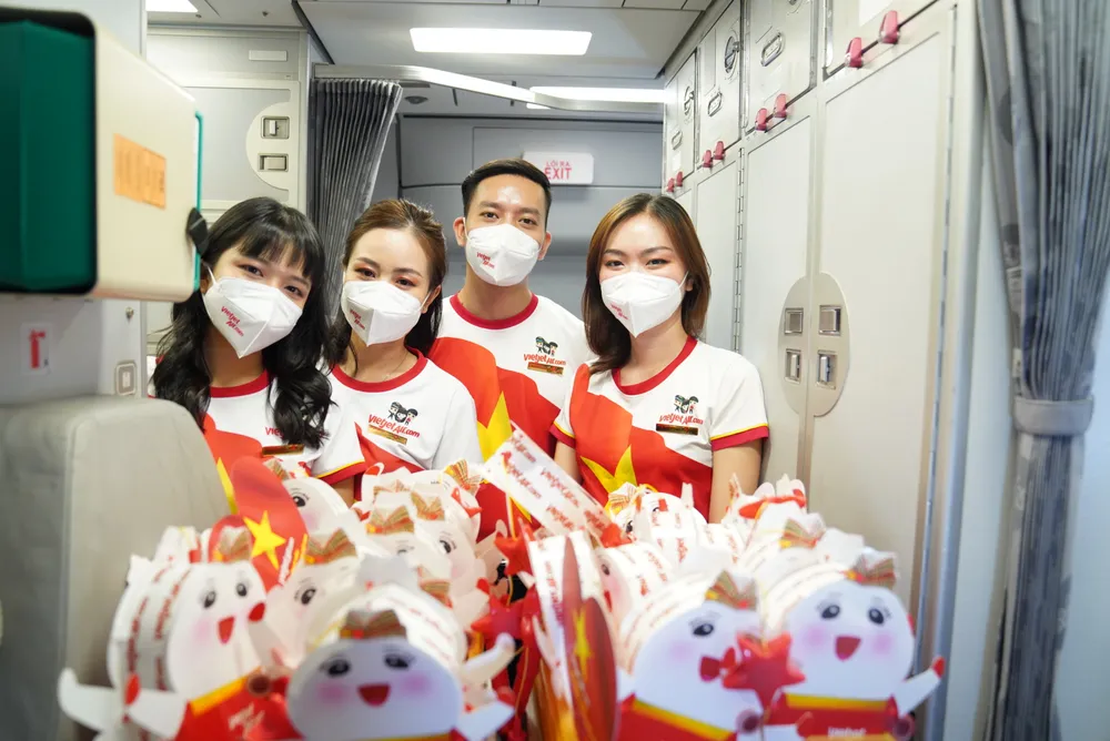 Bay khắp Việt Nam cùng những chuyến bay tràn ngập cờ đỏ sao vàng Ngày Quốc khánh ảnh 4