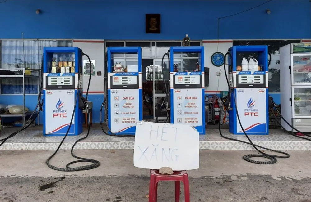 Một cây xăng ở Đồng Tháp treo bảng hết xăng. Ảnh: QUỐC BÌNH