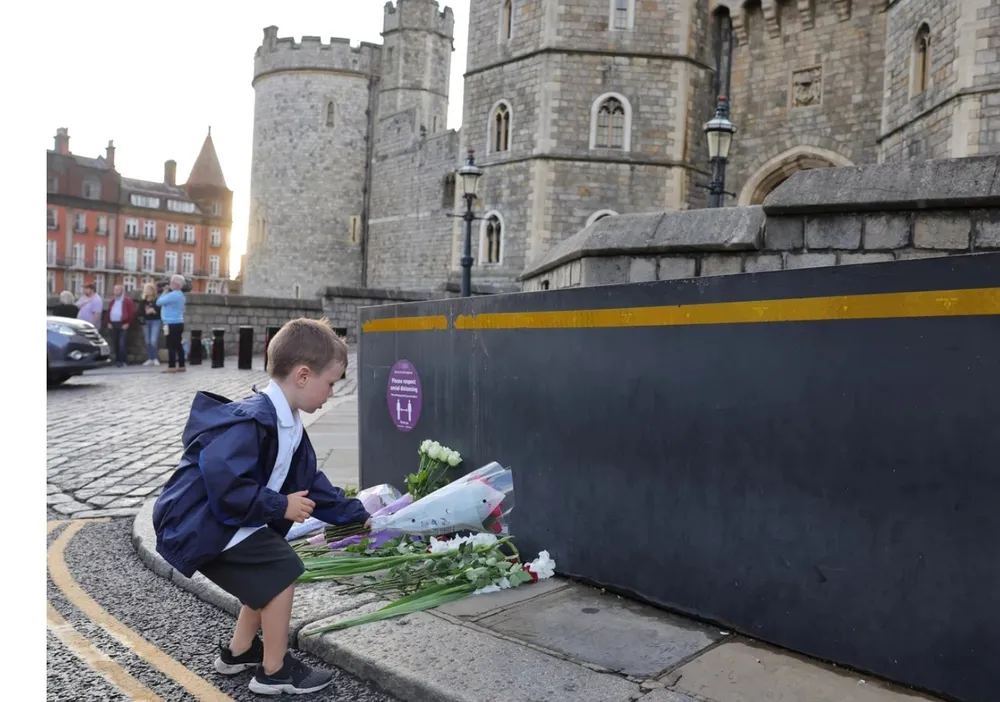 Thế giới thương tiếc Nữ hoàng Anh Elizabeth II ảnh 1