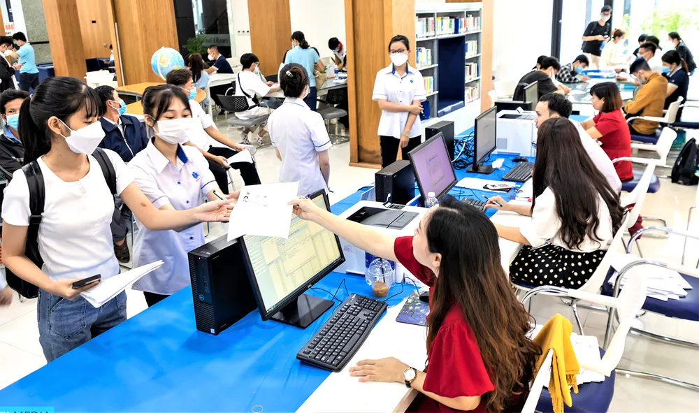 Thí sinh làm thủ tục nhập học tại Trường Đại học Công nghiệp Thực phẩm TPHCM