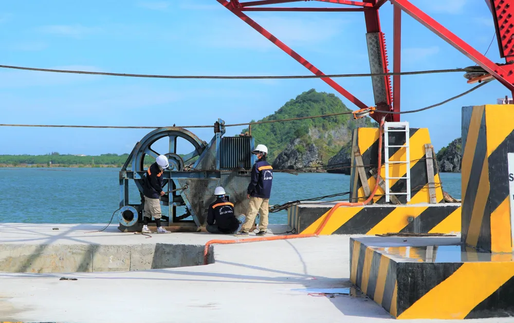 Hành trình 900 ngày đêm đưa điện… vượt biển ảnh 4