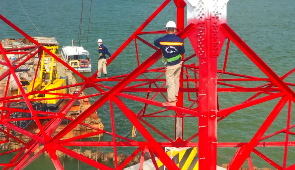 Hành trình 900 ngày đêm đưa điện… vượt biển ảnh 1