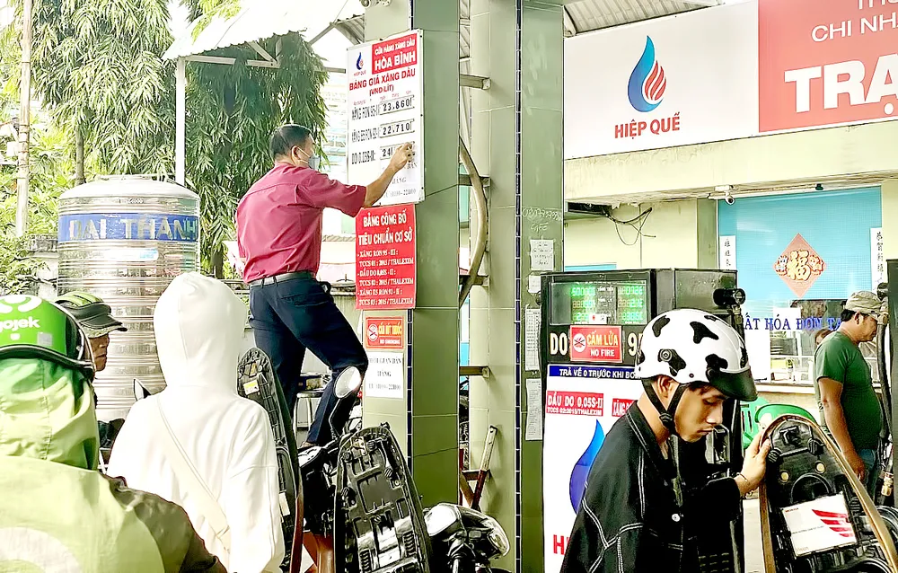 Xăng tăng giá, người dân vẫn xếp hàng   ảnh 2