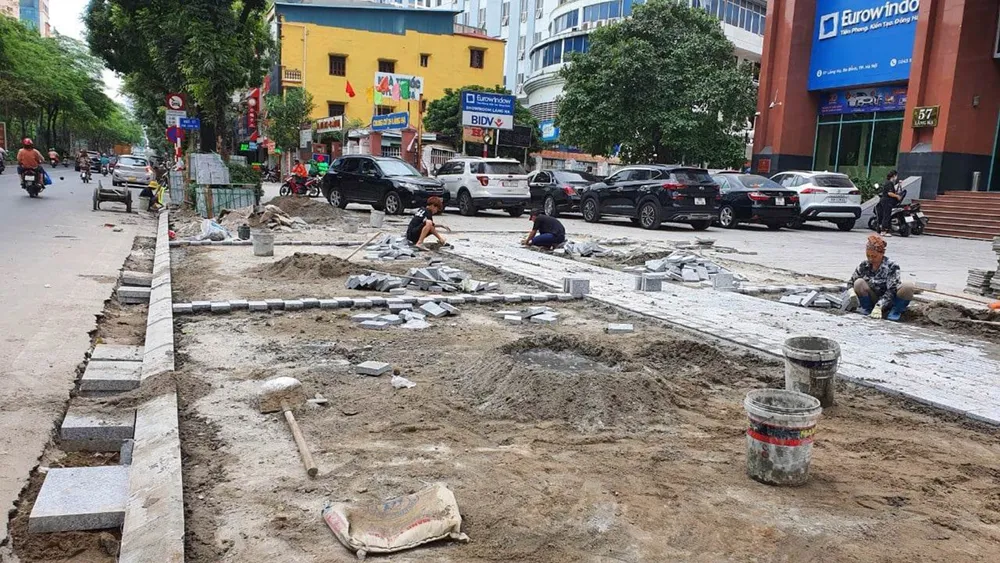 Vỉa hè nhiều tuyến phố còn tốt nhưng vẫn bị đào lên thay đá mới
