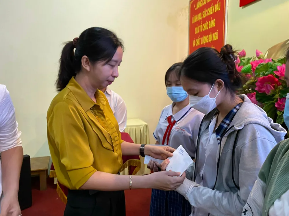 Tặng 50 suất học bổng cho học sinh có hoàn cảnh khó khăn ở Gò Vấp ảnh 2