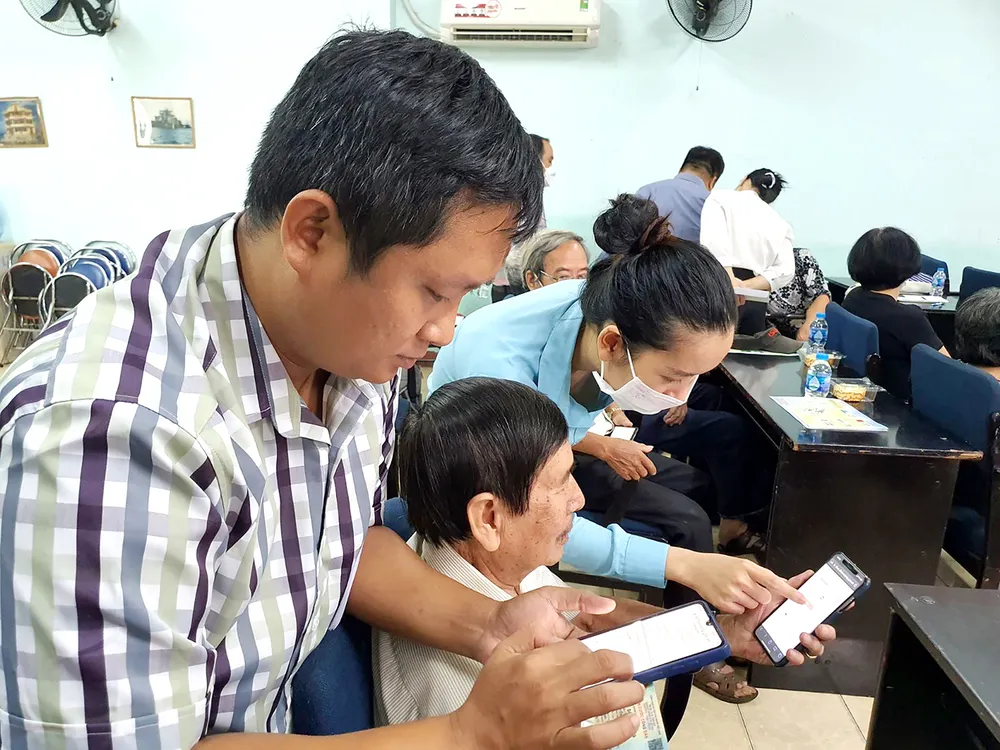 Đẩy mạnh chuyển đổi số, xây dựng đô thị thông minh - Bài 1: Nhiều tiện ích “một chạm” ảnh 1