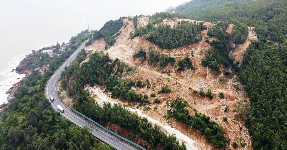 Sạt lở, ngập lụt từ rừng xuống biển - Bài 3: Chấn chỉnh quy hoạch và phục hồi rừng ảnh 1