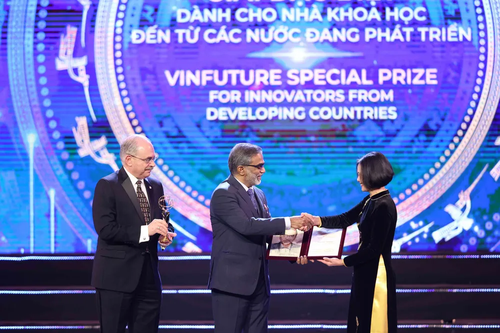 Giải Đặc biệt VinFuture 2022 dành cho Nhà khoa học đến từ các nước đang phát triển đã vinh danh Giáo sư Thalappil Pradeep (Ấn Độ) với hệ thống lọc nước nhiễm asen và kim loại nặng chi phí thấp
