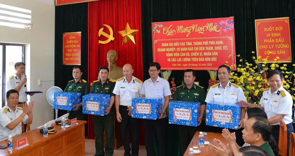 Đoàn công tác Vùng 5 tặng quà cho cán bộ, chiến sĩ Trạm rada 625 Đoàn công tác Vùng 5 tặng quà cho cán bộ, chiến sĩ Trạm rada 625