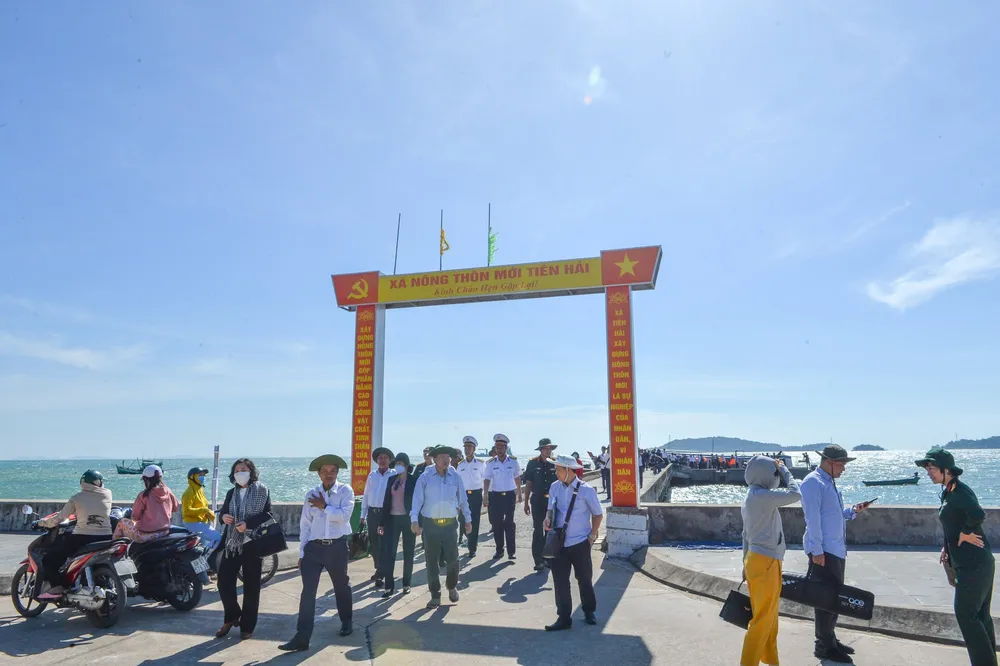 Đoàn công tác lên thăm đảo Hòn Đốc Đoàn công tác lên thăm đảo Hòn Đốc