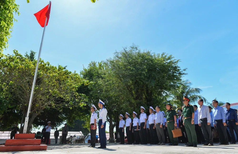 Đoàn công tác chào cờ tại Trạm rada 625 Đoàn công tác chào cờ tại Trạm rada 625
