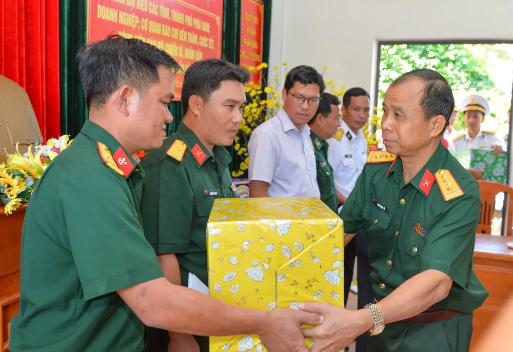 Đoàn đại biểu tặng quà cho các đơn vị và nhân dân trên đảo Đoàn đại biểu tặng quà cho các đơn vị và nhân dân trên đảo