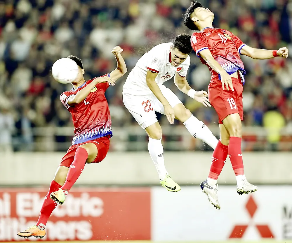 Tiến Linh (áo trắng) đánh đầu mở tỷ số cho tuyển Việt Nam trong trận thắng Lào 6 - 0. Ảnh: THANH QUỐC