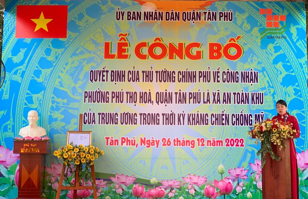 Bí thư Quận ủy quận Tân Phú Lê Thị Kim Hồng phát biểu tại buổi lễ. Ảnh: CHÍ THẠCH Bí thư Quận ủy quận Tân Phú Lê Thị Kim Hồng phát biểu tại buổi lễ. Ảnh: CHÍ THẠCH