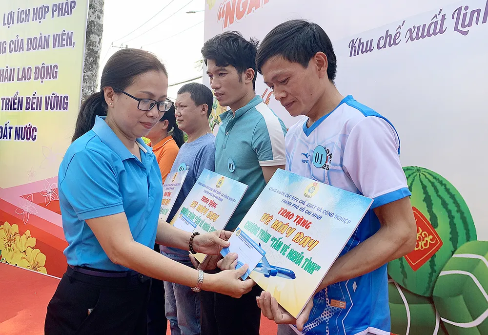 Công đoàn các KCX-KCN TPHCM tặng vé máy bay về quê dịp tết cho công nhân có nhiều sáng kiến trong năm