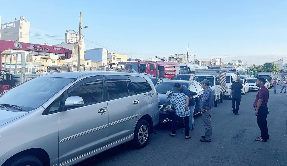 Tại Trung tâm đăng kiểm xe cơ giới 5002S, các tài xế đang kiểm tra lại phương tiện trước khi vào xét xe