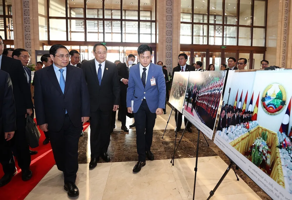 Thủ tướng Phạm Minh Chính và Thủ tướng Lào Sonexay Siphandone tham quan trưng bày ảnh về thành tựu hợp tác Việt Nam - Lào. Ảnh: TTXVN Thủ tướng Phạm Minh Chính và Thủ tướng Lào Sonexay Siphandone tham quan trưng bày ảnh về thành tựu hợp tác Việt Nam - Lào. Ảnh: TTXVN