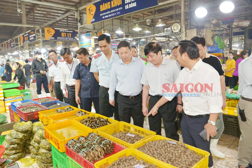 Phó Chủ tịch UBND TPHCM Dương Anh Đức kiểm tra công tác đảm bảo an toàn thực phẩm tết tại Chợ đầu mối Bình Điền. Ảnh: CAO THĂNG
