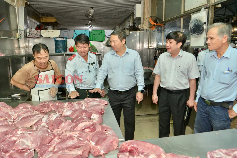 Phó Chủ tịch UBND TPHCM Dương Anh Đức khảo sát an toàn thực phẩm tết tại Chợ đầu mối Hóc Môn. Ảnh: CAO THĂNG