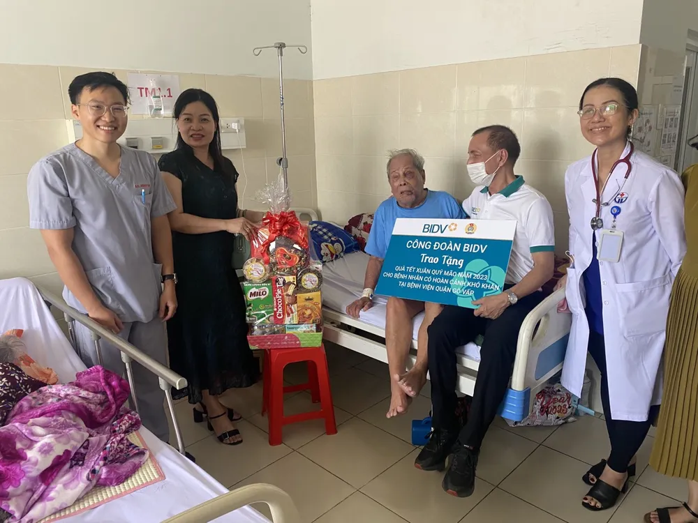 Bà Lê Lan Hương, Chủ tịch Công đoàn cơ sở, Phó Giám đốc BIDV Chi nhánh Châu Thành Sài Gòn tặng quà cho bệnh nhân Bệnh viện Gò Vấp. Ảnh: VIỆT NGA