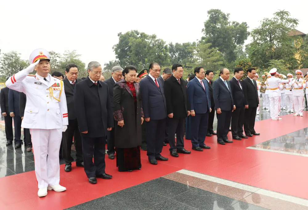 Đoàn lãnh đạo Đảng, Nhà nước, MTTQ Việt Nam đặt vòng hoa tưởng niệm các Anh hùng liệt sĩ tại đài Bắc Sơn, Hà Nội, sáng 19-1. Ảnh: QUANG PHÚC Đoàn lãnh đạo Đảng, Nhà nước, MTTQ Việt Nam đặt vòng hoa tưởng niệm các Anh hùng liệt sĩ tại đài Bắc Sơn, Hà Nội, sáng 19-1. Ảnh: QUANG PHÚC