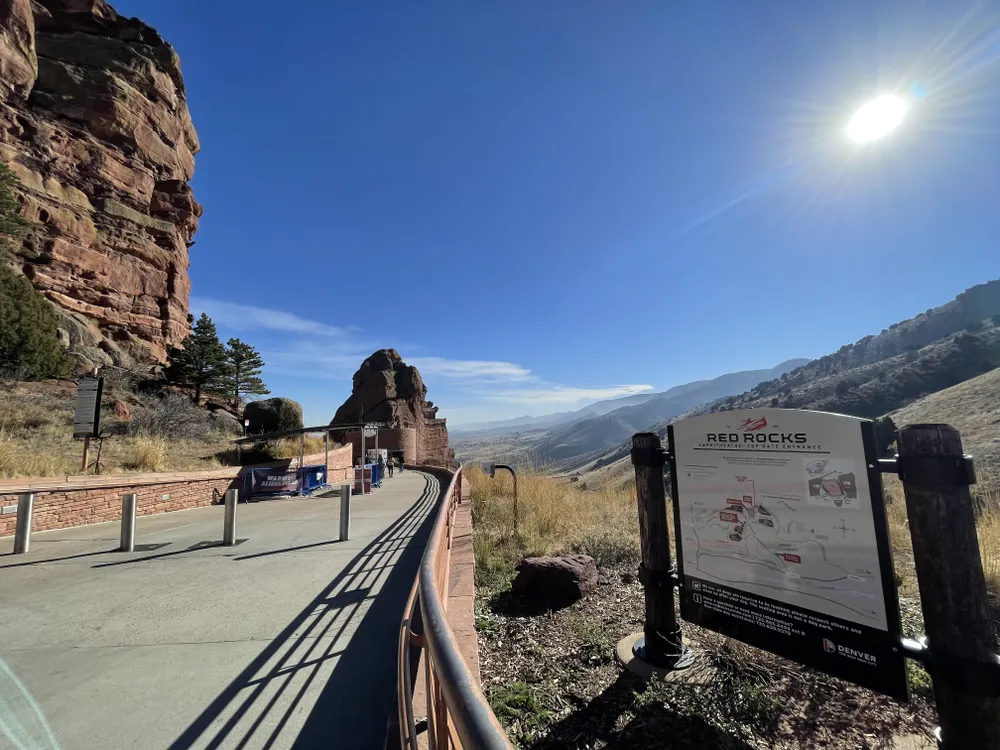 Lối vào nhà hát Red Rocks Amphitheate.