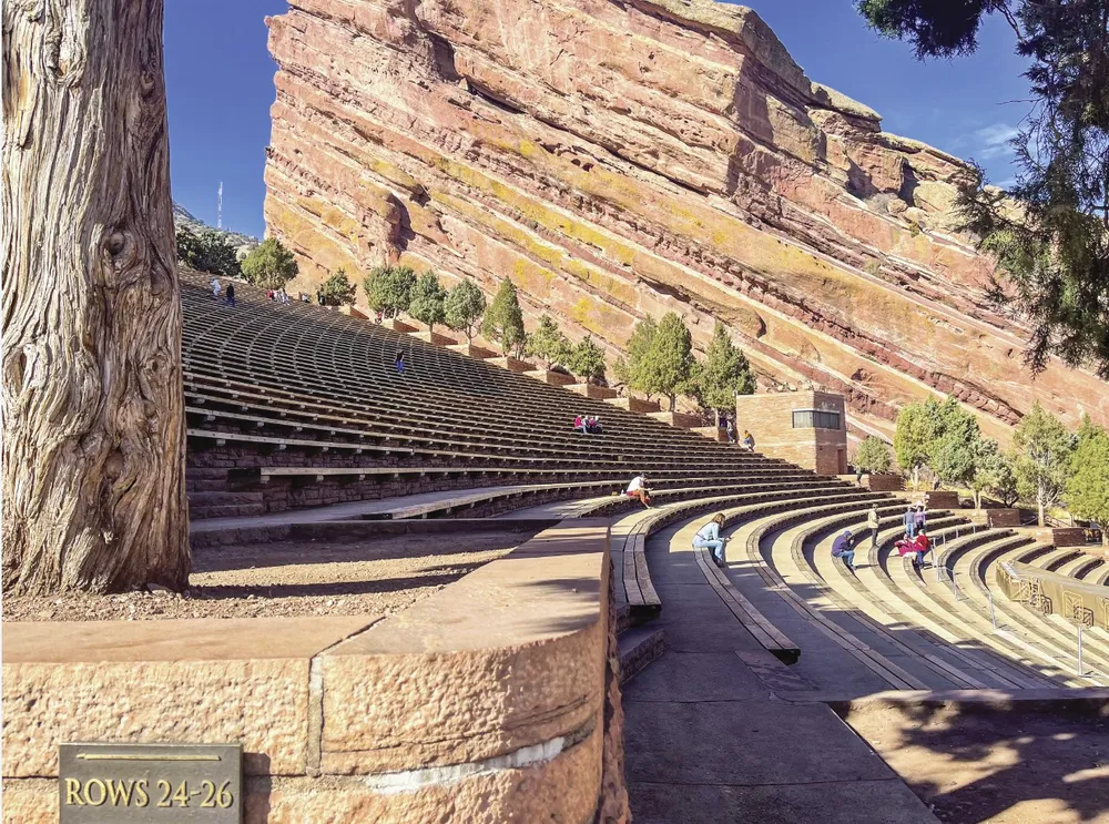 Núi Creation Rock nhìn từ dưới lên, sân khấu của nhà hát Red Rocks Amphitheate.